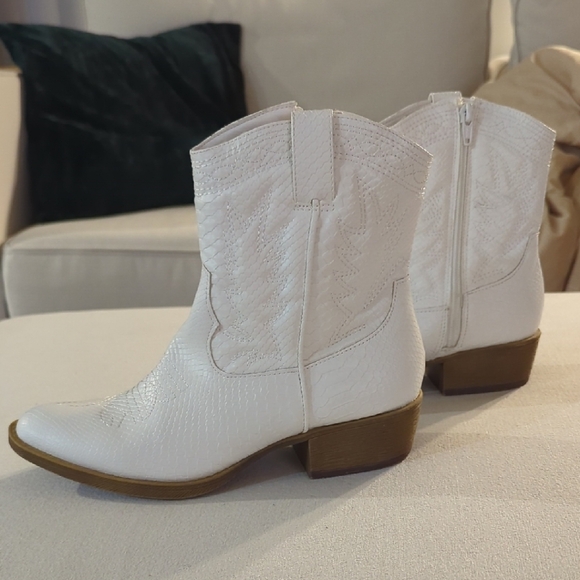 Coconuts by Matisse White Ankle Boots with Western Style - Picture 1 of 8